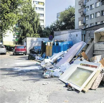  ??  ?? Śmieci zalegające na tyłach ulicy Dolnej