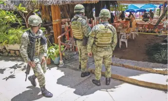  ??  ?? En Acapulco, Guerrero, un joven fue asesinado a balazos en el restaurant­e El Costeño de la playa Caletilla; el hombre se encontraba en una enramada cuando llegaron los atacantes. Además dos turistas quedaron heridos.
