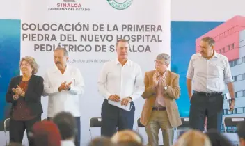 ??  ?? El gobernador de Sinaloa, Quirino Ordaz Coppel, colocó la primera piedra del Hospital Pediátrico de Sinaloa, en el cual también se brindará atención médica a niños de estados vecinos.