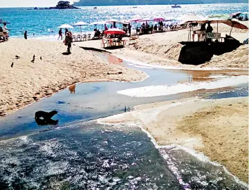  ??  ?? El agua sucia escurre por la en el mar/MIGUEL arena y desemboca ÁNGEL MENDOZA