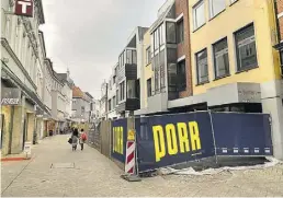  ?? BILD: Karsten Röhr ?? Blick vom Julius-Mosen-Platz: Ein breiter Streifen bleibt für Kunden, Feuerwehr und Bauverkehr.