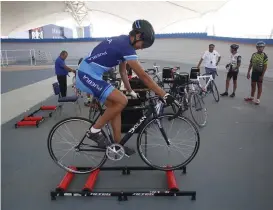  ?? ANDRÉS LOBATO ?? Los ciclistas aguardan el veredicto final para ingresar al velódromo.