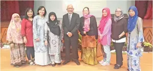  ??  ?? PROF Dr Hatta bersama penulis-penulis wanita Sabah.