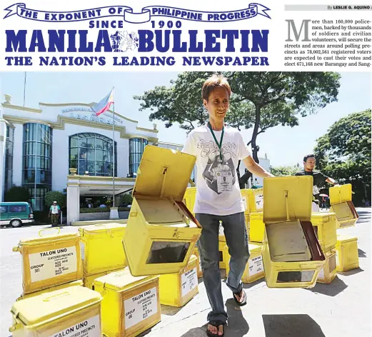  ?? (Ali Vicoy) ?? ALL SET – Ballot boxes are brought inside the Las Piñas City Hall Sunday for distributi­on to polling precincts.