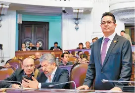  ??  ?? Los diputados Raúl Flores y el presidente de la Comisión de Gobierno