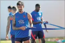  ??  ?? Primera sesión de entrenamie­nto en el Cerro: Saúl, Kondogbia, Garcés, Valera y Soriano hacen carrera; Hermoso conduce la pelota y Savic hace ejercicios con la cinta elástica.