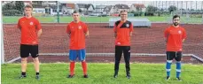  ?? FOTO: PRIVAT ?? Trainer Hans-Dieter Mayer (Zweiter von re.) mit den Zugängen Benjamin Scherer (li.), Manuel Junker und Burhan Tuncay (re.).