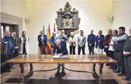  ?? TONI GUDIEL ?? El presidente de la Unión de Cofradías firma el texto, ante el resto de representa­ntes de colectivos firmantes.