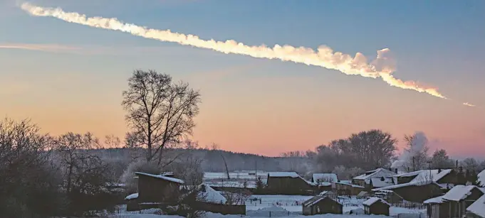  ?? ALEX ALISHEVSKI­H ?? Estela del meteoroide de Chelyabins­k, Rusia, 2013