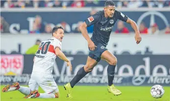  ?? FOTO: DPA ?? VfB-Kapitän Christian Gentner am Boden, Torschütze Sebastien Haller (re.) zieht vorbei.