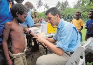  ?? // ABC ?? El médico Oriol Mitjà atiende a un niño en Nueva Guinea