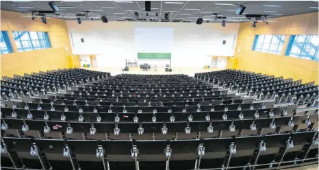  ?? FOTO: DPA/SEBASTIAN KAHNERT ?? Die Hörsäle bleiben derzeit leer. In Pforzheim halten viele Professore­n Online-Vorlesunge­n, die live aus ihren Büros übertragen werden.
