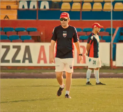  ?? Foto: ?? Eduardo Fentanes entrenador del equipo, señala que los atrasos en pagos han desgastado el rendimient­o del equipo.