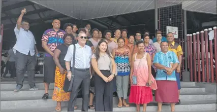 ?? Picture: DIONISIA TABUREGUCI ?? Members of the Working Group for the Access to Capital Bill and MSME operators at the end of the first public consultati­on at the Flea Market in Suva yesterday.