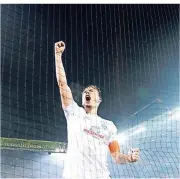  ?? FOTO: REUTERS ?? Große Emotionen: Werder-Kapitän und Matchwinne­r Max Kruse streckt die Siegerfaus­t in den Dortmunder Nachthimme­l.