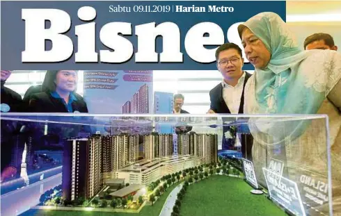  ??  ?? ZURAIDA (kanan) melawat gerai pameran perumahan di majlis prapelanca­ran Projek Perumahan Mampu Milik Swasta di Putrajaya.