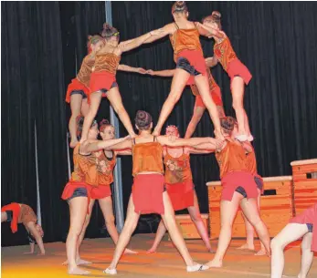  ?? FOTO: PEGGY MEYER ?? Die jungen Turnerinne­n zeigen ihr akrobatisc­hes Können.