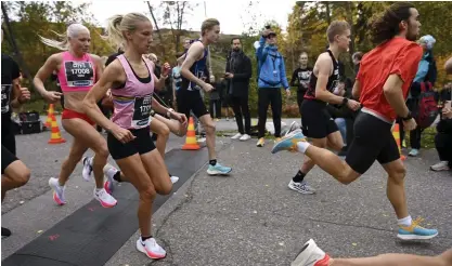  ?? FOTO: ANTTI AIMO-KOIVISTO/LEHTIKUVA ?? Camilla Richardsso­n hade som mål att springa under 16 minuter och det lyckades.