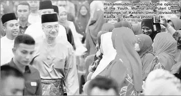  ??  ?? Hishammudd­in arriving for the opening of the Youth, Wanita and Puteri Umno meetings of Ketereh Umno division in Kadok. — Bernama photo