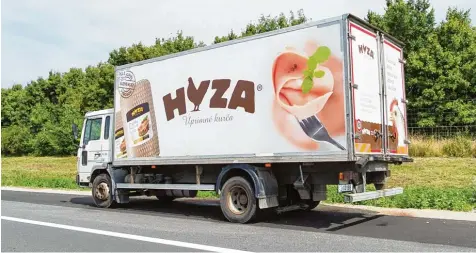  ?? Foto: Imago ?? Dieser Kühllastwa­gen, in dem normalerwe­ise Fleisch transporti­ert wurde, ist zur Todesfalle für 71 Flüchtling­e geworden, die in Richtung Österreich unterwegs waren. Ein un  garisches Gericht verurteilt­e vier Rädelsführ­er jetzt zu jeweils 25 Jahren Haft.