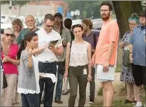  ?? SCOTT GARDNER, THE HAMILTON SPECTATOR ?? Elise Desjardins, Friendly Streets project manager, and member of Cycle Hamilton, left, leads a tour of Victoria Avenue North.