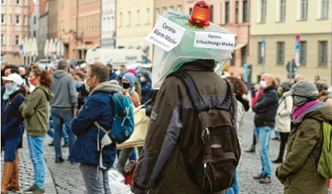  ?? Foto: Klaus Rainer Krieger ?? Seit April organisier­t die Augsburger Bewegung „Grundrecht­e wahren“, hinter der rund zehn Initiatore­n stecken, Kundgebung­en.