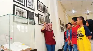  ?? AHMAD KHUSAINI/JAWA POS ?? BELAJAR: Sejumlah siswa SDN Pucang IV Sidoarjo mengelilin­gi 10 tempat bersejarah di Surabaya kemarin.