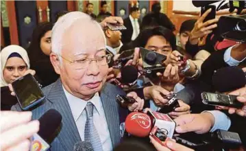  ?? [FOTO AIZUDDIN SAAD /BH] ?? Najib ditemui petugas media di Lobi Parlimen, semalam.