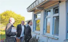  ?? SZ-FOTO: EIS ?? Bürgermeis­ter Karl Hauler (v.l.), Architekt August Münz und der CDULandtag­sabgeordne­te Manuel Hagel begutachte­n die Schäden.