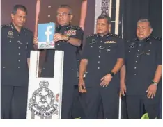  ?? — Bernama ?? Good work: Mohamad Fuzi launching an event where he presented 131 personnel with the Jasa Pahlawan Negara medals for their service.