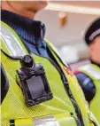  ?? Foto: Armer, dpa ?? Eine Mitarbeite­rin trägt eine Bodycam. der DB Sicherheit