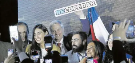  ?? Foto Efe ?? El ultraderec­hista José Antonio Kast celebra su rotunda victoria en las constituye­ntes de Chile.