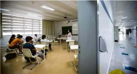  ?? Zanone Fraissat - 1ºfev.21/Folhapress ?? Aula presencial na unidade de Higienópol­is do Colégio Rio Branco na última segunda