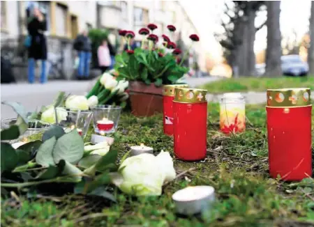  ?? KEYSTONE ?? Kerzen und Blumen säumen den Tatort in Basel, an dem eine Frau einen Siebenjähr­igen niedergest­ochen hat.