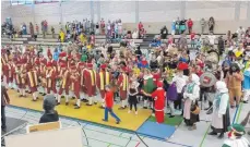  ?? FOTO: PR/SCHMID ?? Die Realschüle­r feierten in der Halle ein gemeinsame­s Fest, bis der Gole die Schüler befreite.