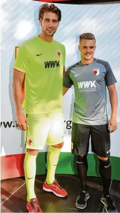 ?? Foto: Weizenegge­r ?? Fabian Giefer (links) präsentier­te mit Philipp Max im Juli das neue Torhüter Trikot. In einem Punktspiel hat er es bisher noch nicht getragen.