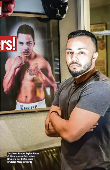  ??  ?? Tunahans Bruder Taylan Keser (21) vor einem Foto seines Bruders, der Opfer eines brutalen Mordes wurde