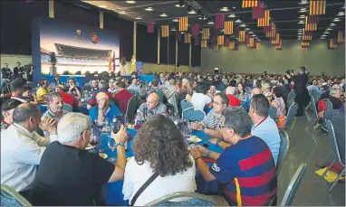  ??  ?? Una imagen del último Congrés Este año se esperan más de mil barcelonis­tas en un Congrés al que asistiría Josep Maria Bartomeu (a la derecha, junto a Toni Guil)