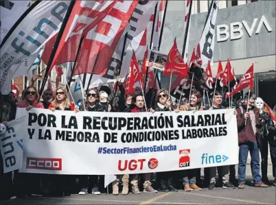  ?? EFE ?? Trabajador­es de banca en las protestas celebradas para reclamar mejoras salariales.