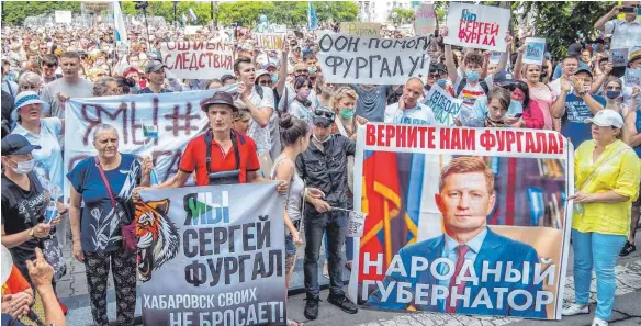  ?? FOTO: IGOR VOLKOV/AFP ?? Noch im Sommer protestier­ten Tausende gegen die Inhaftieru­ng des rechten Gouverneur­s Sergej Furgal. Die Proteste ziehen sich bis jetzt, auch wenn die Zahl der Demonstran­ten im russischen Winter abgenommen hat.