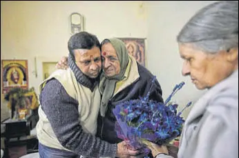  ?? SANCHIT KHANNA/HT PHOTO ?? Sushil Sharma broke down on Friday night when his 82-year-old mother welcomed him home and gave him a bouquet.