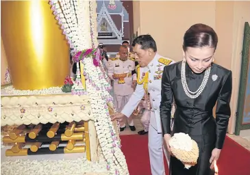  ?? POOL PHOTO ?? Their Majesties the King and Queen attend the royally bestowed cremation of Col Prapat Chan-o-cha, father of Prime Minister Prayut Chan-o-cha, at Wat Thep Sirinthara­wat in the capital yesterday.