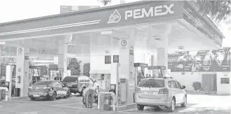  ?? DANIEL HIDALGO ?? Con la reforma, Pemex podrá vender la gasolina al precio que quiera, advierten