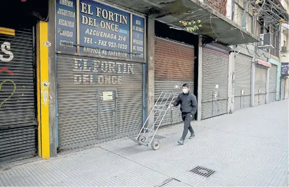  ??  ?? Deudas. Comercios cerrados por la pandemia en el barrio porteño deI Once. El Congreso debatirá una moratoria para darles un mínimo respiro.