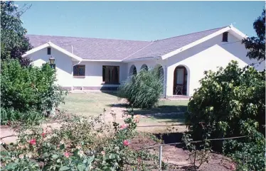  ?? INDEPENDEN­T MEDIA ARCHIVES ?? THE house at Drakenstei­n Prison, where Nelson Mandela stayed before his release. |