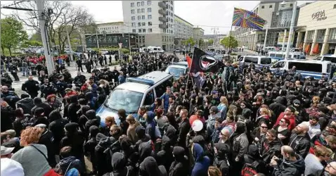  ??  ?? Im Zentrum von Gera standen sich Hunderte Gegendemon­stranten und die Anhänger der rechtsextr­emen Partei „Der III. Weg“unmittelba­r gegenüber. Mehrere Hundertsch­aften sicherten die Demonstrat­ionen und Kundgebung­en ab. Aus Sicht der Polizei blieb es in...