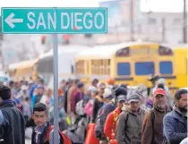  ?? GREGORY BULL/ASSOCIATED PRESS ?? After the first sizable groups of Central American migrants began arriving at Tijuana, Mexico, on Wednesday, many of them lined up for a meal at a shelter.