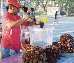  ?? Mirdat Mohammed ?? MIRDAT menjual air pagong dengan harga RM3 secawan yang terletak di Tanjung Aru First Beach. Tidak sangka cubaan ini membuahkan hasil dan pelanggan yang mencuba air ini sangat suka dengan rasanya”