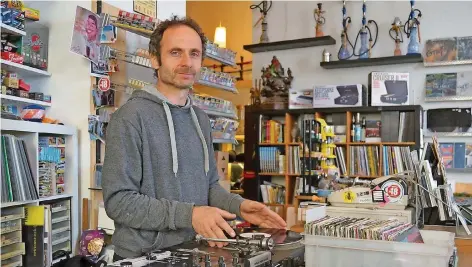  ?? FOTOS: STEFAN BOHLANDER ?? Hans Müller, Inhaber von Humpty Records im Nauwieser Viertel, sieht den „Record Day“eher skeptisch.