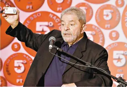  ??  ?? Ao lançar campanha de arrecadaçã­o do PT, Lula mostra um cartão de crédito do partido feito em parceria com um banco